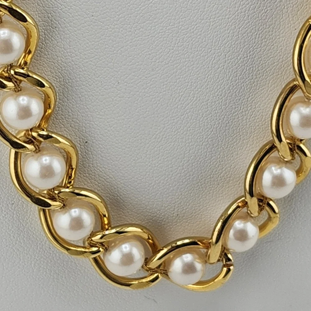 vintage faux pearl surrounded‎ by gold tone chain link 23.5